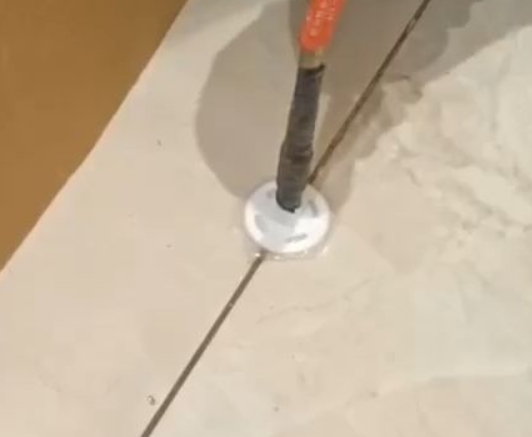 鄂托克前瓷砖空鼓维修公司专业解答瓷砖在铺贴过程中，如果没有涂抹均匀到位的粘结材料（如水泥砂浆或瓷砖胶），可能会导致以下问题